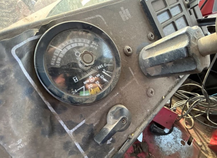 International 886 Tractor - Image 30