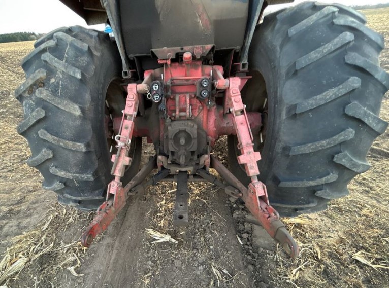 International 886 Tractor - Image 4