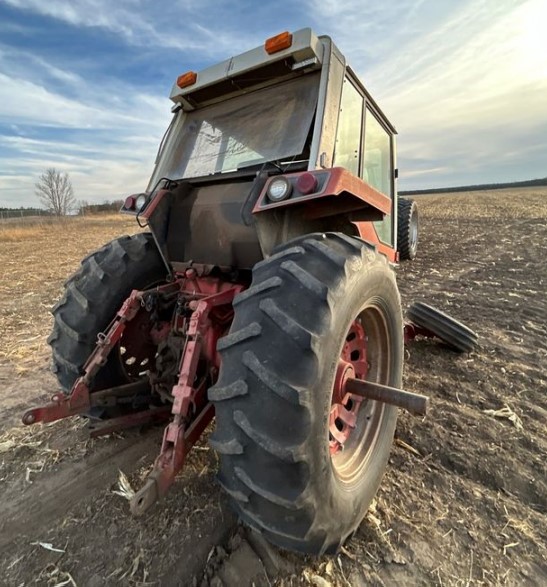 International 886 Tractor - Image 5