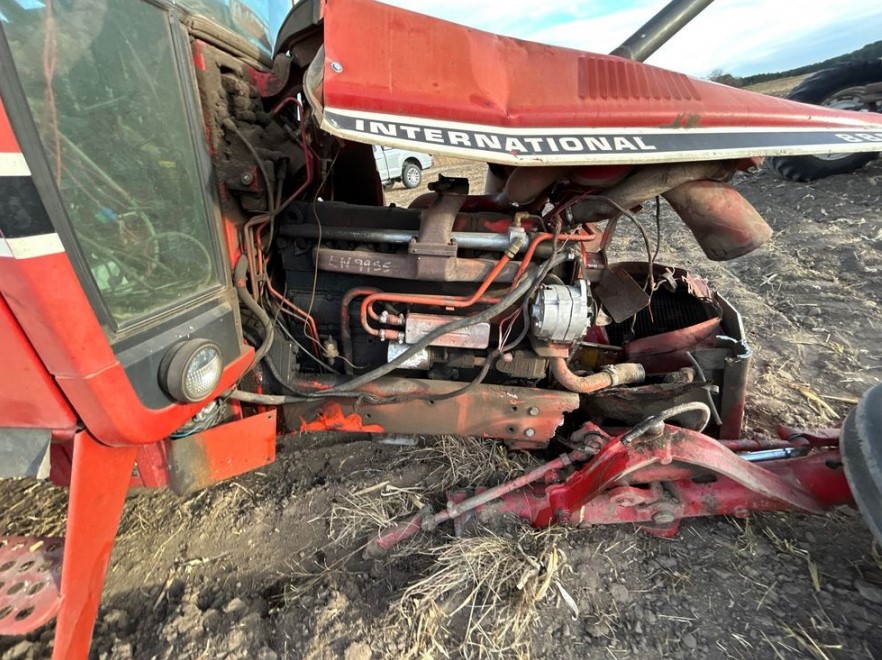 International 886 Tractor - Image 8