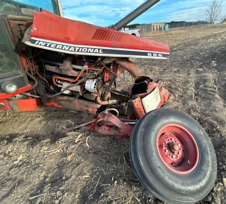 International 886 Tractor - Image 9