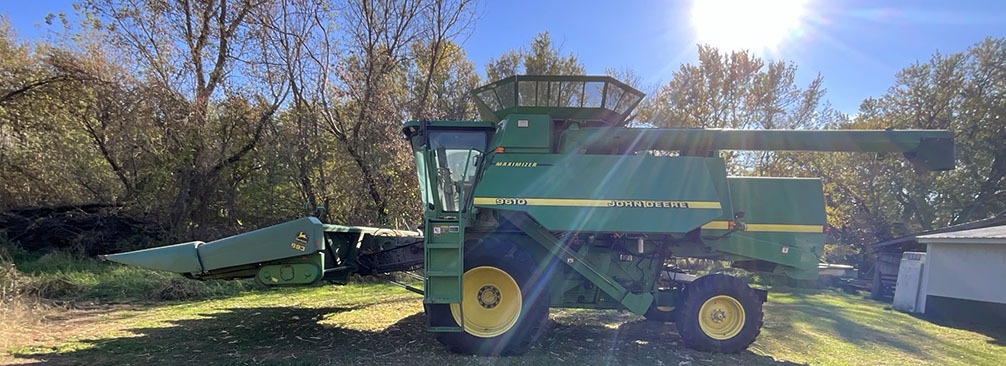 1997 John Deere 9610 Combine - Image 2
