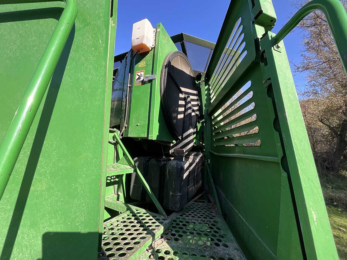 1997 John Deere 9610 Combine - Image 10