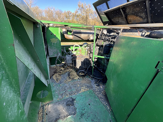 1997 John Deere 9610 Combine - Image 11