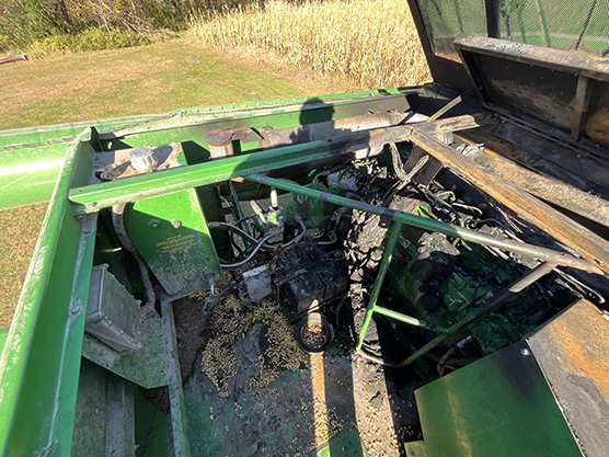 1997 John Deere 9610 Combine - Image 12