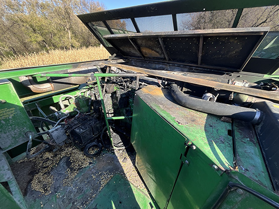 1997 John Deere 9610 Combine - Image 17