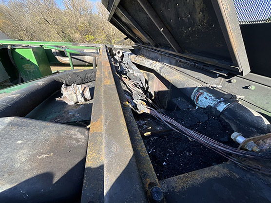 1997 John Deere 9610 Combine - Image 19