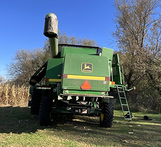 1997 John Deere 9610 Combine - Image 3