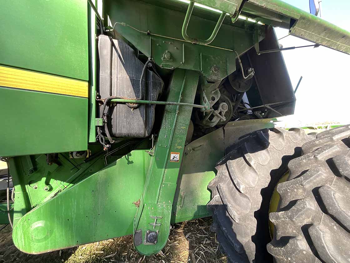 1997 John Deere 9610 Combine - Image 9