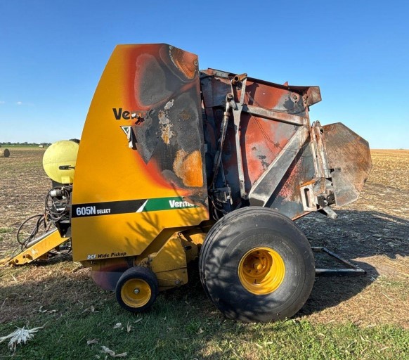 2016 Vermeer 605N Baler - Image 2