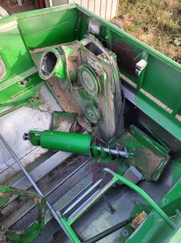 1989 John Deere 9500 Combine - Image 12