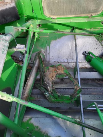 1989 John Deere 9500 Combine - Image 13
