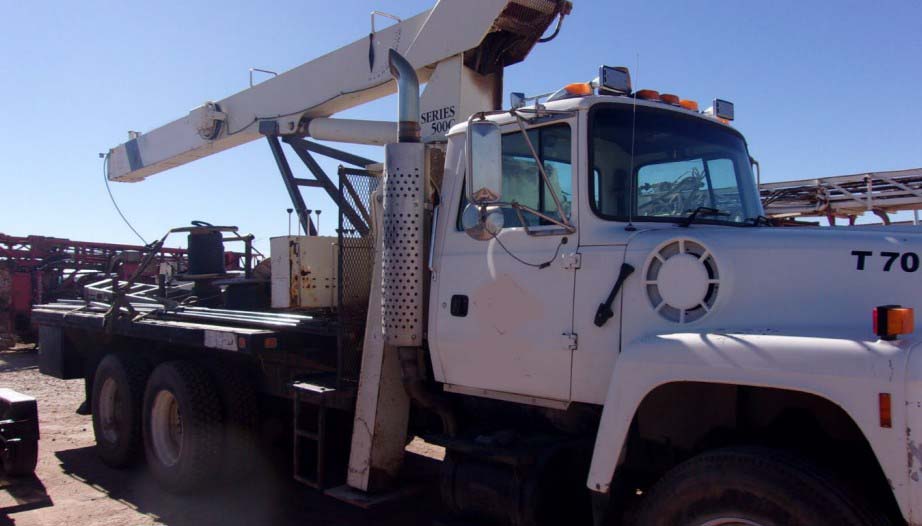 1997 Ford LT9000 Crane Truck - Image 10