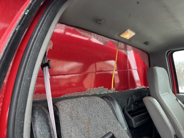 2000 Ford F-750 Dump Truck - Image 24