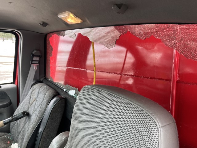 2000 Ford F-750 Dump Truck - Image 28