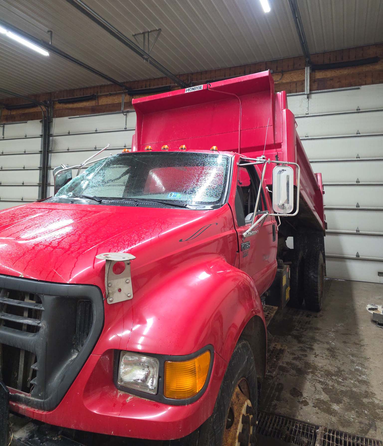 2000 Ford F-750 Dump Truck - Image 31