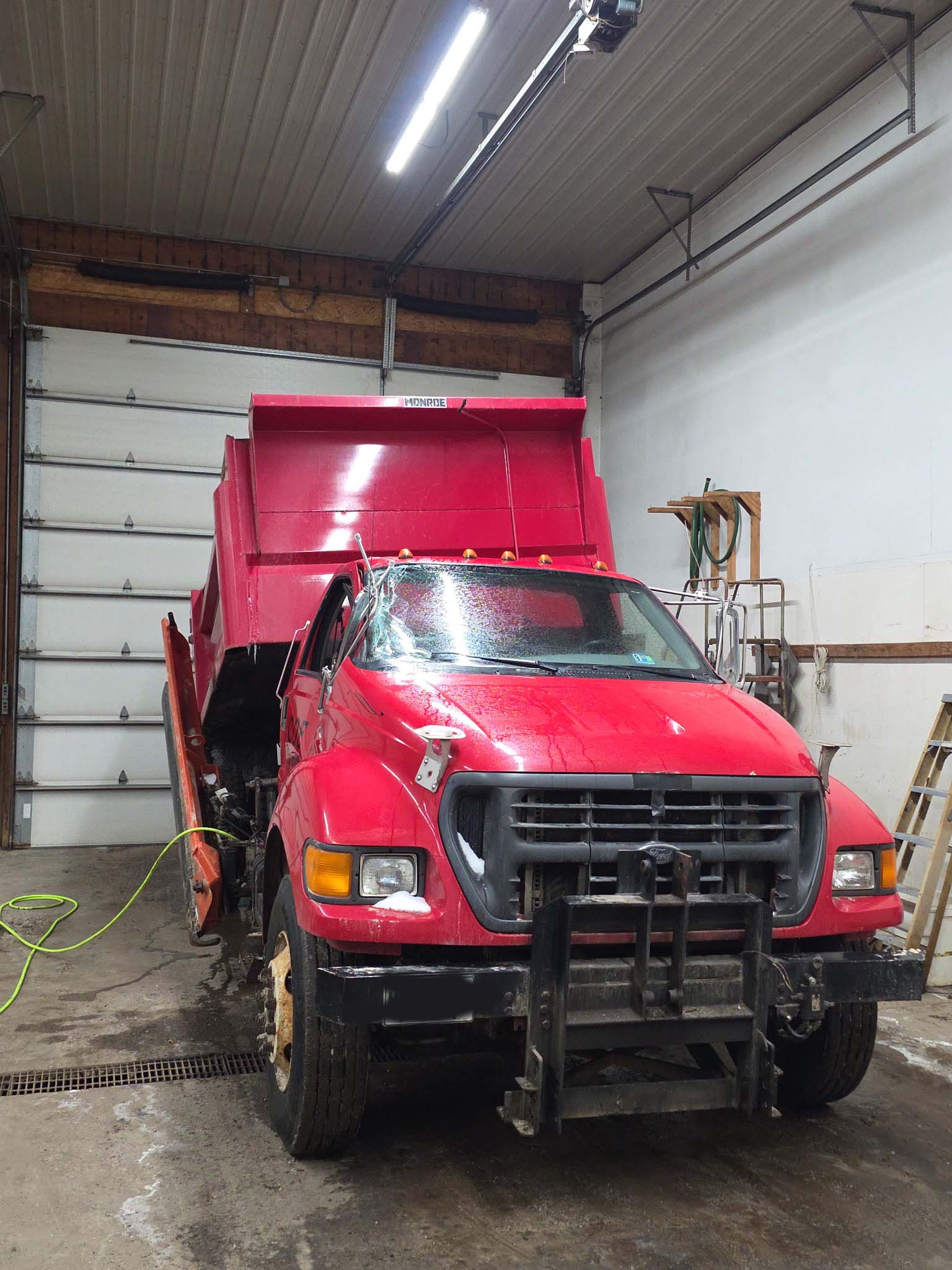 2000 Ford F-750 Dump Truck - Image 32