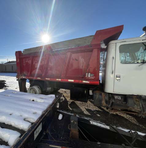 2001 International 4900 Dump Truck - Image 2