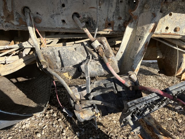 2001 International 4900 Dump Truck - Image 11