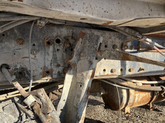 2001 International 4900 Dump Truck - Image 13