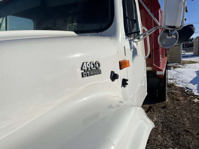 2001 International 4900 Dump Truck - Image 18