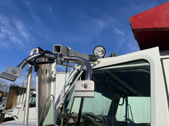 2001 International 4900 Dump Truck - Image 23