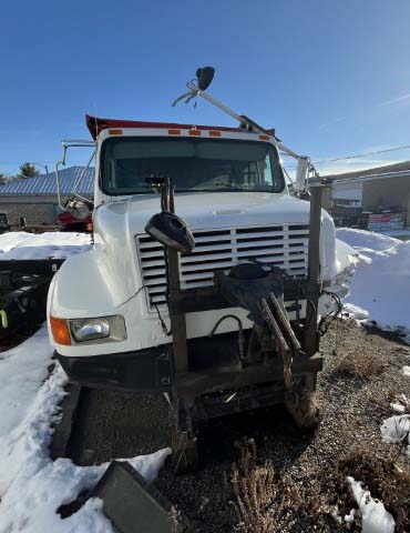 2001 International 4900 Dump Truck - Image 3