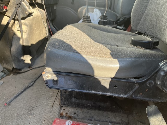 2001 International 4900 Dump Truck - Image 28