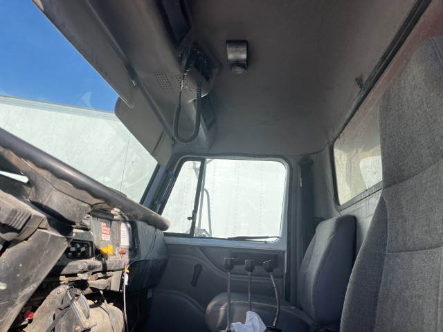 2001 International 4900 Dump Truck - Image 29