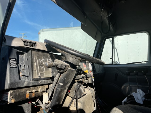 2001 International 4900 Dump Truck - Image 30