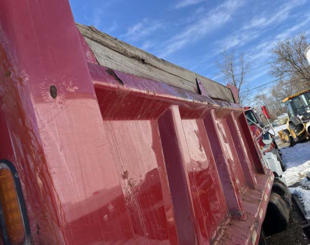 2001 International 4900 Dump Truck - Image 32