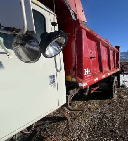 2001 International 4900 Dump Truck - Image 5