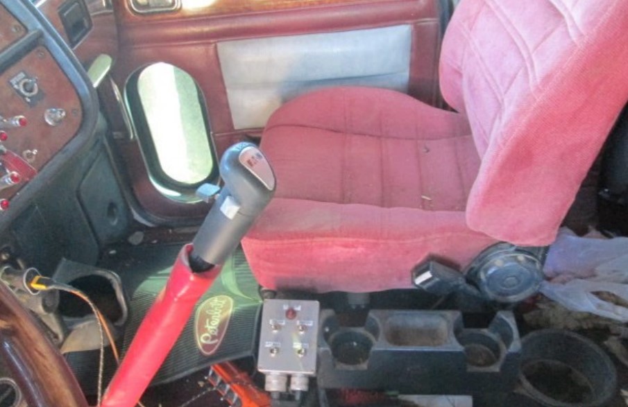 2001 Peterbilt 379 - Image 18