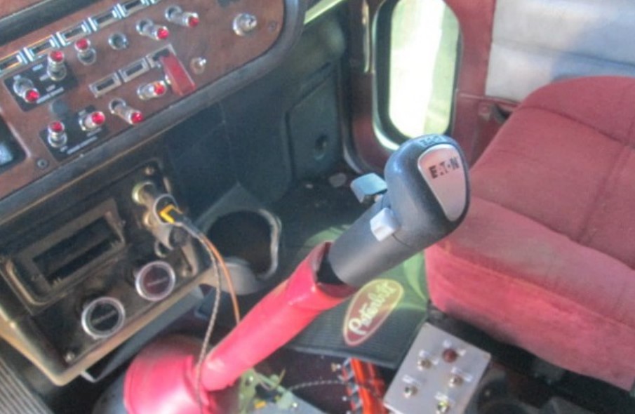 2001 Peterbilt 379 - Image 21