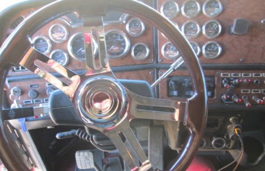 2001 Peterbilt 379 - Image 30