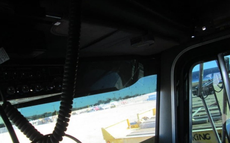 2001 Peterbilt 379 - Image 31