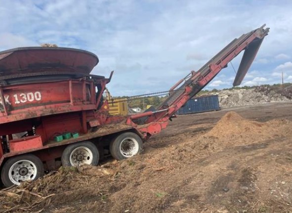 2003 Morbark 1300 Tub Grinder - Image 2