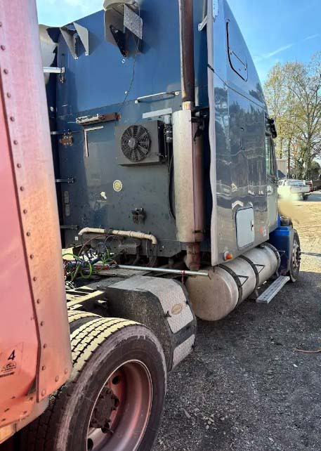 2004 Freightliner Columbia - Image 4