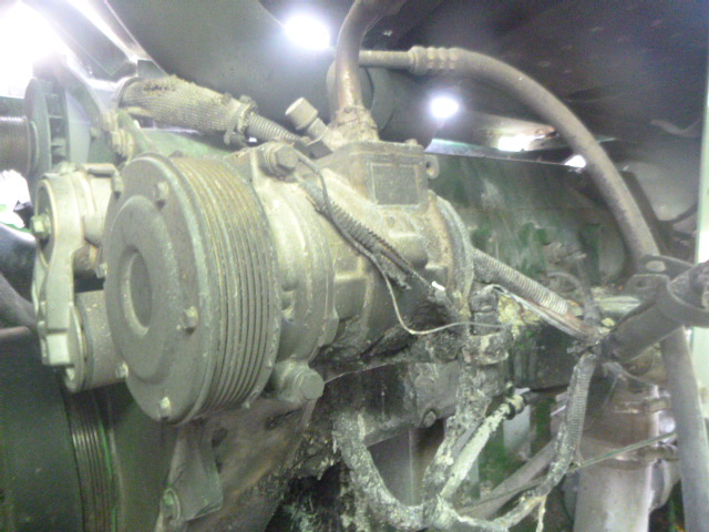 2004 John Deere 9860 Combine - Image 11