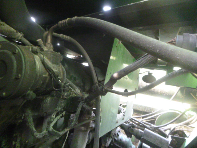 2004 John Deere 9860 Combine - Image 12