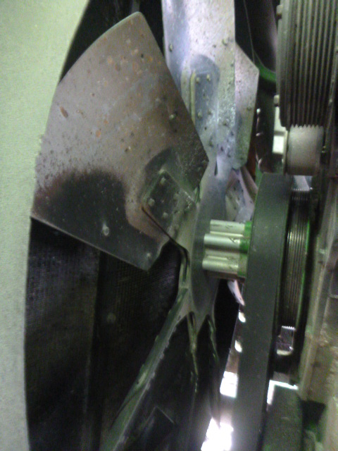 2004 John Deere 9860 Combine - Image 13