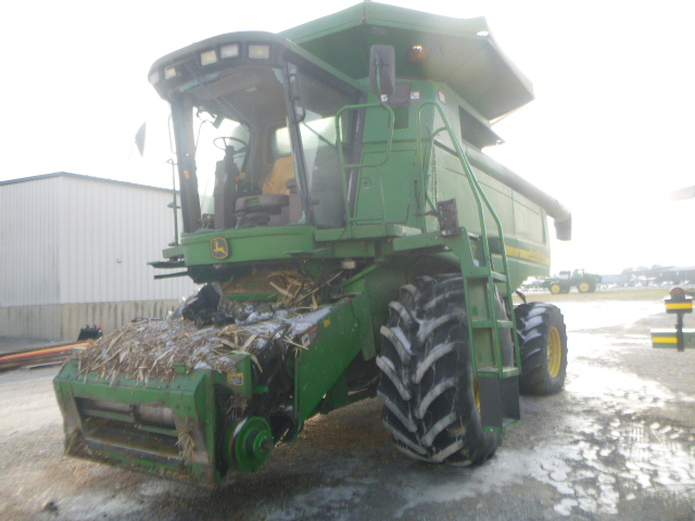 2004 John Deere 9860 Combine - Image 2