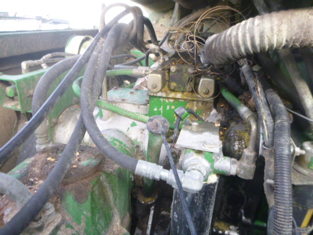 2004 John Deere 9860 Combine - Image 20