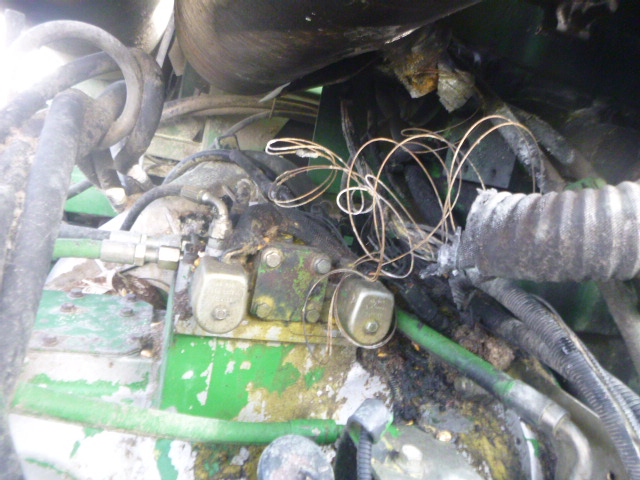 2004 John Deere 9860 Combine - Image 21