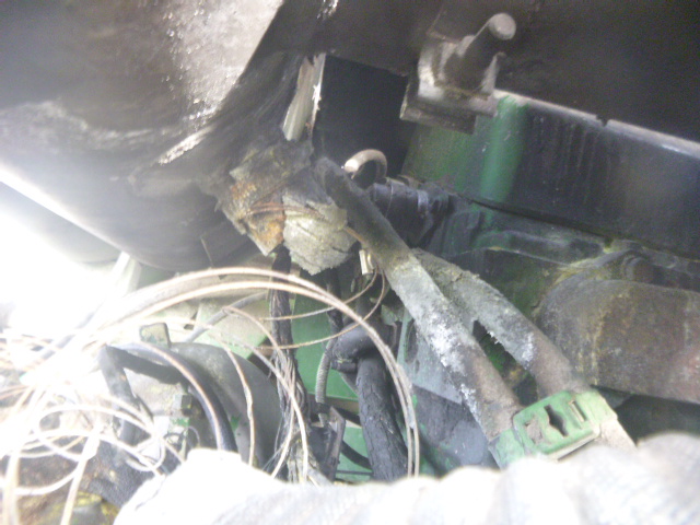 2004 John Deere 9860 Combine - Image 23