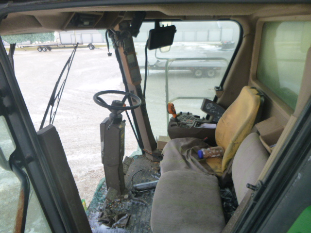 2004 John Deere 9860 Combine - Image 32