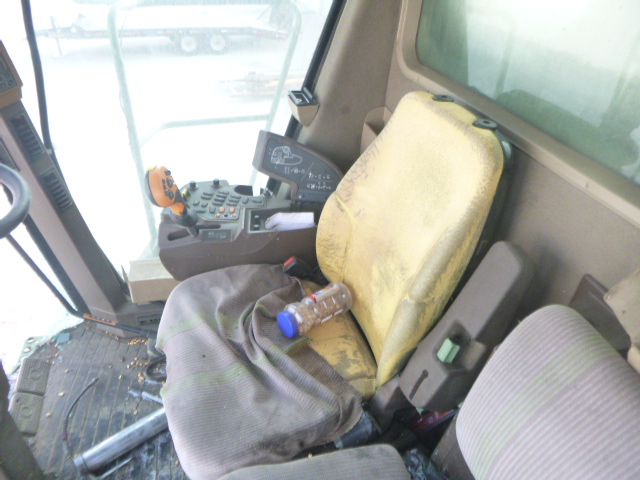 2004 John Deere 9860 Combine - Image 33
