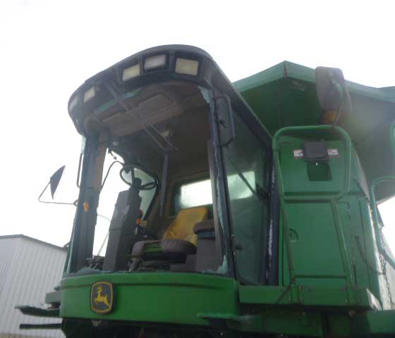2004 John Deere 9860 Combine - Image 6