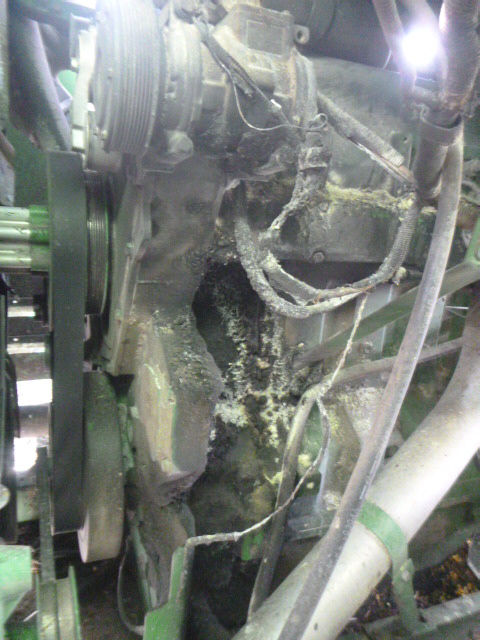 2004 John Deere 9860 Combine - Image 9