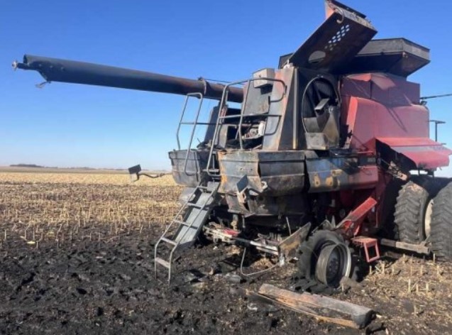 2007 CASE IH 2588 Combine - Image 6